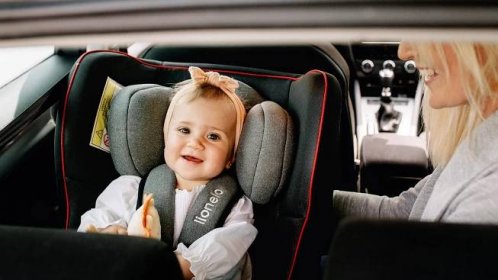 Jak má dítě správně sedět v autosedačce?