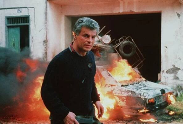 Po brutální přestřelce a explozi vozu