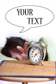 Žena spí s budík vpředu a prostor pro váš text. — Stock obrázek