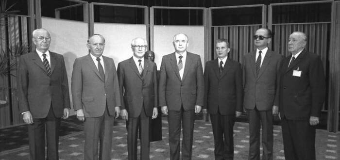 Varšavská smlouva – měla být obrannou aliancí proti NATO, jedinou akcí bylo obsazení Československa