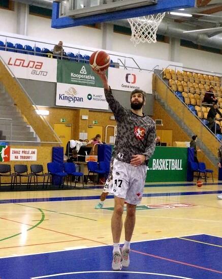 Sokoli byli děraví jak ementál. Pražský USK jim v úvodu nadstavby nadělil stovku