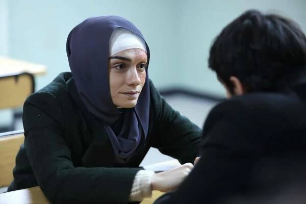 Alev Alev - Episode 12 - Z filmu - Hazar Ergüçlü