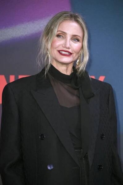 Cameron Diaz pozdní mateřství sluší: Sexy herečka se na veřejnosti poprvé ukázala s malým synem. Zářila jako sluníčko