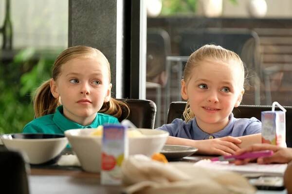 Single Parents - A Night of Delicate Frenching - Z filmu - Ella Allan, Mia Allan