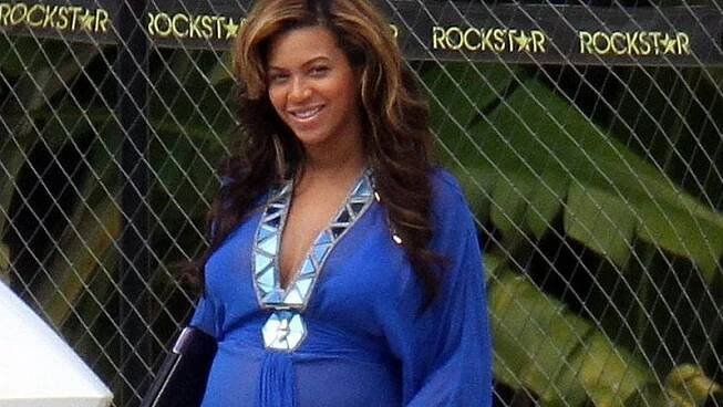 Konec spekulacím: Beyoncé ukázala rostoucí bříško v bikinách a průsvitném hábitu - Super.cz
