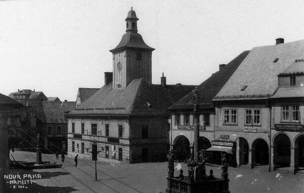 Nová Paka, severozápadní kout náměstí se starou radnicí; 1934 (sbírka Jiřího Fiedlera).