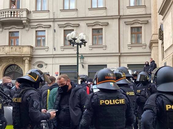 Proti pyrotechnice vodní děla i slzný plyn. Policie rozháněla protestující