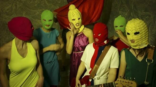 Za Pussy Riot! Hackeři dali na web soudu homosexuální klip