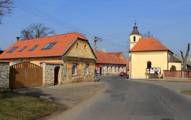 Soubor:Chrášťany, east chapel.jpg