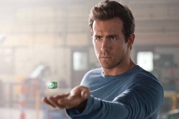 Underperforming 'Green Lantern' Tops Father's Day Weekend Box Office