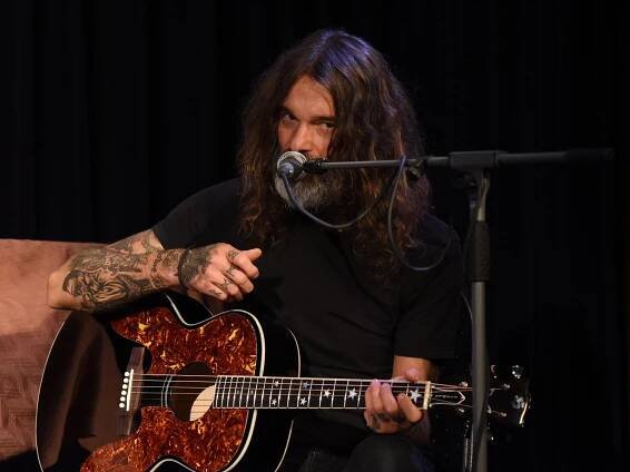 Obrazem: Koncert na terasách opět zhatilo počasí, Holeček & Marcel hráli uvnitř