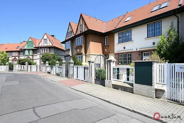 Pronájem krásné zrekonstruované vily 5+1, 240m2 se zahradou - Praha - Střešovice | Quantum reality