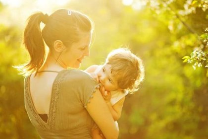 Co dělat, když je dítě závislé na matce - WomanOnly