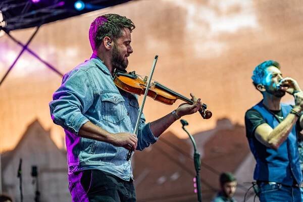 Kapela Jelen zahájila Krumlov Open Air 2024. Zaplnila Pivovarskou zahradu