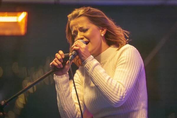 Zpěvačka Šárka Vaňková přivezla do Kladna písně Ivety Bartošové
