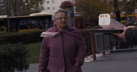 83letá skromná důchodkyně při náhodném rozhovoru popsala svůj dojemný příběh. Internet spustil vlnu solidarity, která jí změnila život