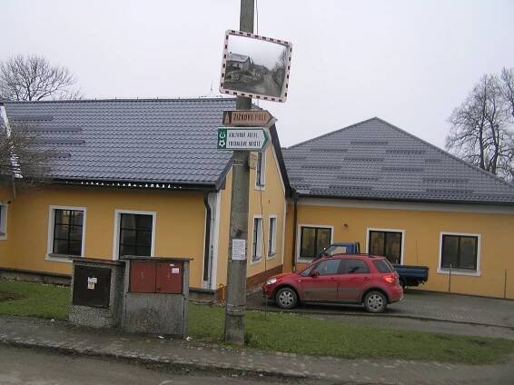 Modlíkov: malá obec s moderním hřištěm i kontejnery pod zemí