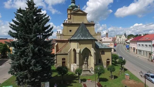 Chlumec nad Cidlinou - náměstí a kostel sv. Voršily (červen 2016)