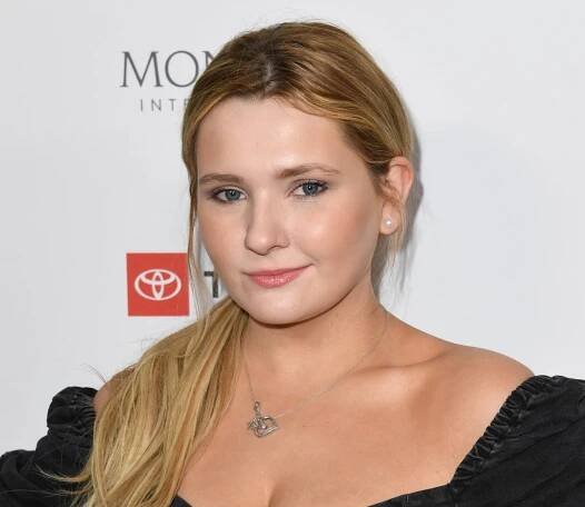 Abigail Breslin has hit out at a troll who called her father ‘weak’