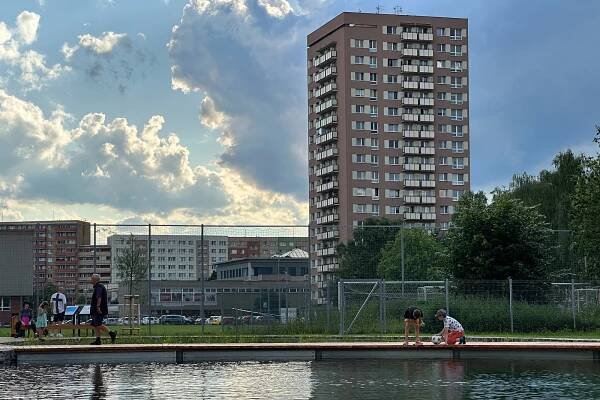 Oáza klidu uprostřed ostravského sídliště. Biotop láká ke koupání i přes zákaz