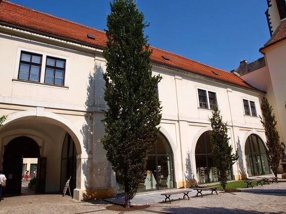 Soubor:Kostel Panny Marie Sněžné dvůr.JPG – Wikipedie