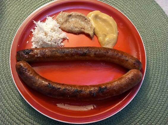 Salsiccia s křenem a hořčicemi
