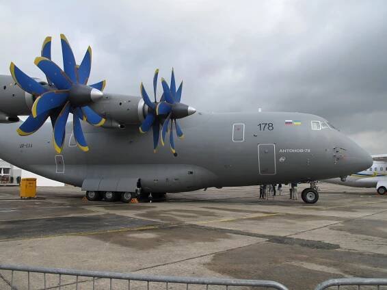 Súbor:Antonov AN-70 at Paris Air Show 2013 2.jpg