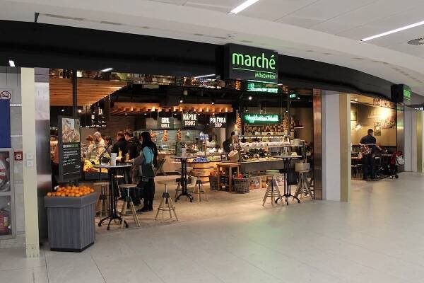 Restaurace Marché funguje na principu tržiště s čerstvýni potravinami, jídlo se připravuje před zákazníkem