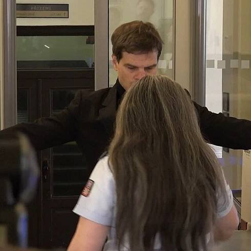 Soud Adama Krause a Nikol Enevové