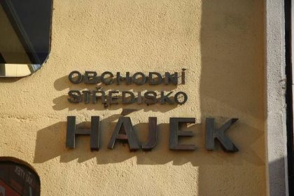 Soubor:Overview of sign of OC Hájek at Kpt. Jaroše street in Třebíč, Třebíč District.jpg – Wikipedie