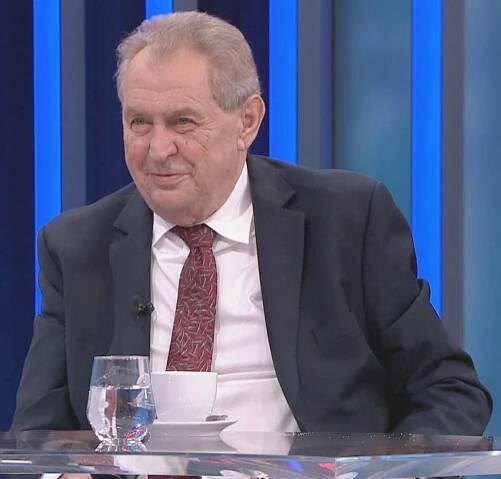 Ing. Miloš Zeman (* 28. září 1944 Kolín) je český politik, ekonom a prognostik, v období 1996-1998 předseda Poslanecké sněmovny Parlamentu ČR, v letech 1998-2002 předseda vlády České republiky a mezi roky 2013 a 2023 třetí prezident České republiky. ▬ Během sametové revoluce se zapojil do činnosti Občanského fóra a stal se jedním z řečníků na Letenské pláni. V lednu 1990 byl kooptován do Federálního shromáždění. V období 1993-2001 působil jako předseda České strany sociálně demokratické. V letech 1996-1998 zastával funkci předsedy Poslanecké sněmovny Parlamentu České republiky. ▬ V přímé volbě v roce 2013 byl zvolen třetím prezidentem České republiky a zároveň historicky prvním českým prezidentem zvoleným přímou volbou. Svůj prezidentský post se rozhodl obhajovat v následujících prezidentských volbách v r. 2018, kdy obhájil prezidentský úřad na druhé pětileté období.