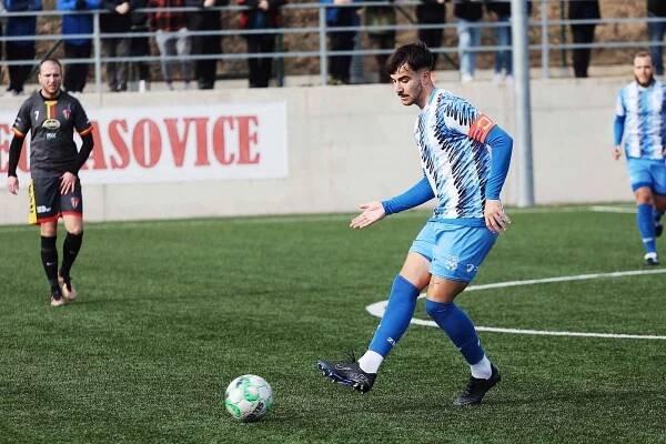 Fotbalisté divizních Tasovic (v černém) přivítali v přípravném derby na svém umělém povrchu celek třetiligového Znojma. Cizinecké legii nakonec podlehli 2:4.