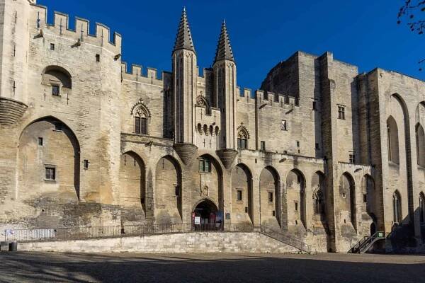 Avignon, Francie - 18. března 2021: pohled na historický Palais du Pape a náměstí v Avignonu — Stock obrázek