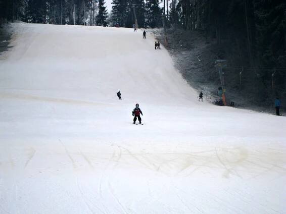 Zpráva pro lyžaře: Ski areál Máchovka je stále v provozu