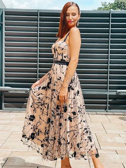 Dámské vzorované midi společenské šaty - černé - Webmoda.cz