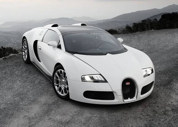 Před patnácti lety padla hranice 400 km/h. Bugatti Veyron vzniklo při jízdě vlakem