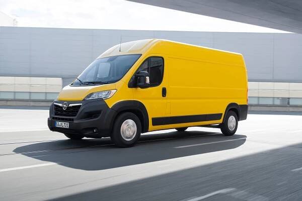Opel dále přechází na techniku Stellantis. Nové Movano jezdí i na elektřinu
