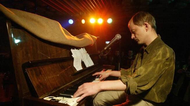 Lídr kapely Psí vojáci Filip Topol při koncertě v Olomouckém U-klub,  2005 | foto: Libor Teichmann,  MF DNES + LN / Profimedia