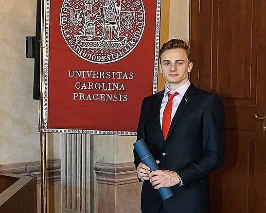 S diplomem Jaroslav Brož stihl při hokeji vystudovat vysokou školu.