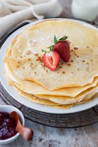 Einfache Pfannkuchen mit Puderzucker bestreut