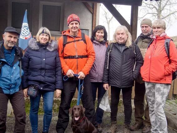 Turisté z Vřesovic potřetí zdolali horu Bradlo. Nejmladší účastník vyhrál auto