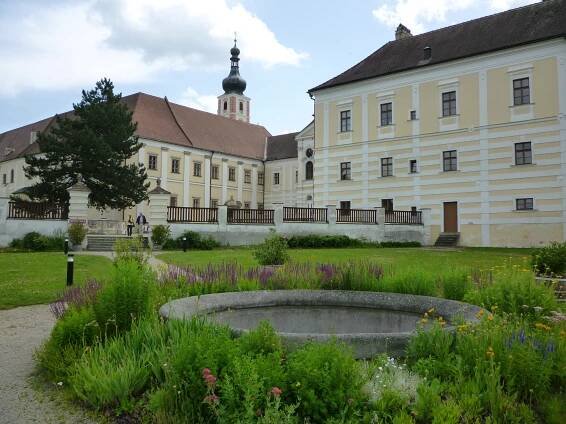 Soubor:Stift Geras Gartenseite 1.JPG – Wikipedie
