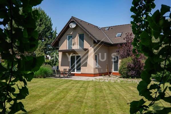 Prodej domu 5+kk - 174 m⊃2;, pozemek 869 m⊃2;, garáž, Lišická, Praha 9 - Újezd nad Lesy | Nyxus reality s.r.o.
