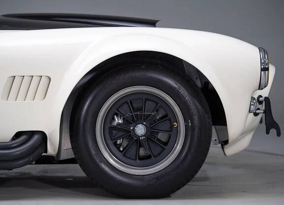Nejvýznamnější a nejdražší Shelby Cobra? Závodní verze s příběhem jde v březnu do aukce