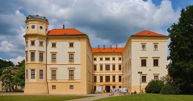 Zámek Strážnice láká historií, lidovou kulturou i nejdelší platanovou alejí ve střední Evropě
