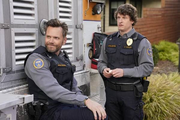 Animal Control - Rabbits and Pythons - Z filmu - Joel McHale, Michael Rowland
