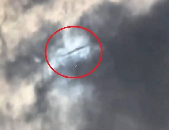 Během úplného zatmění Slunce bylo zachyceno velké UFO
