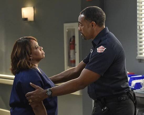 Chirurgové - Výbuch - Z filmu - Chandra Wilson, Jason George