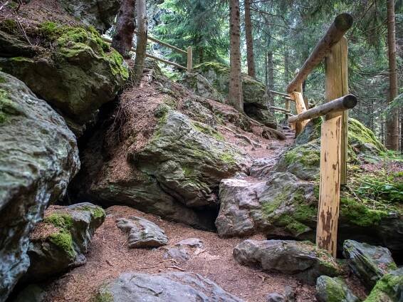 Rolandův kámen – skalní vyhlídka nad Karlovou Studánkou | PrimaVylety.cz