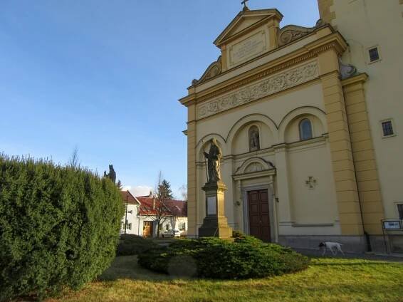 Socha svatého Cyrila na Návsi Svobody v Olomouci Holicích 